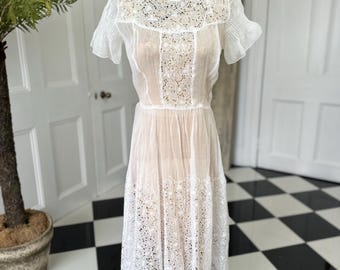 vestido blanco de organdí con encaje calado de los años 40