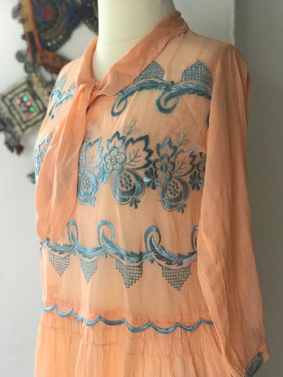 1920s summer dress in Peach muslin and silk floss… - image 4