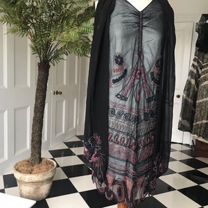 Robe noire en soie perlée des années 1920 en excellent état