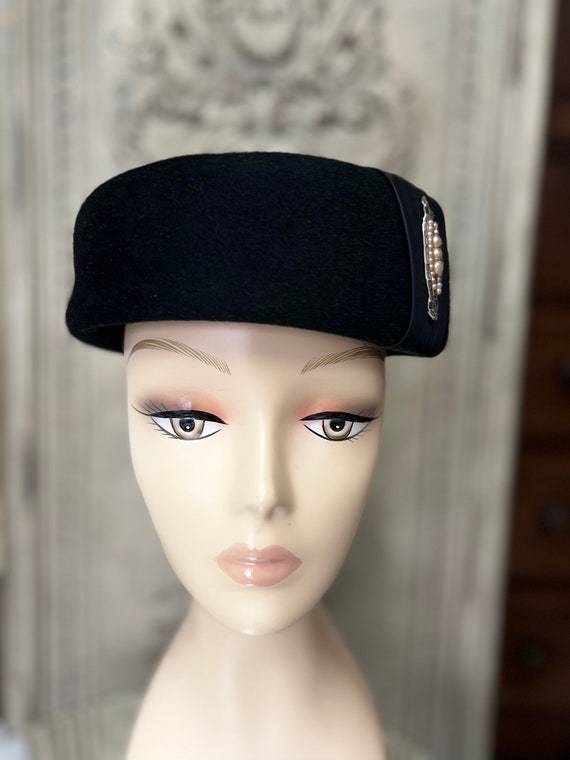 1950s Pillbox black wool felt hat with pearl embe… - image 3