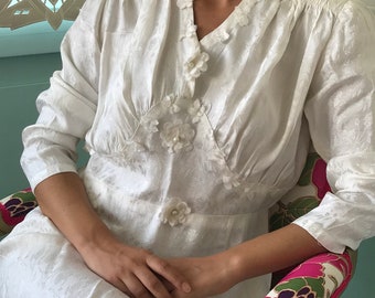 Vintage 1940s white long sleeve dress with floral details