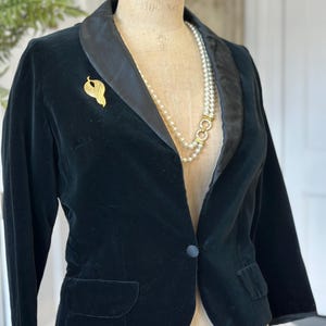 1950s 1960s Velvet and satin tuxedo evening  jacket with gold brooch