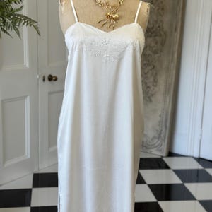 Robe légère en soie crème exquise brodée à la main avec bords festonnés