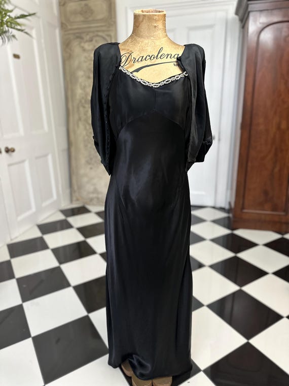 Vestido lencero de satén de seda negro con corte al bies de los