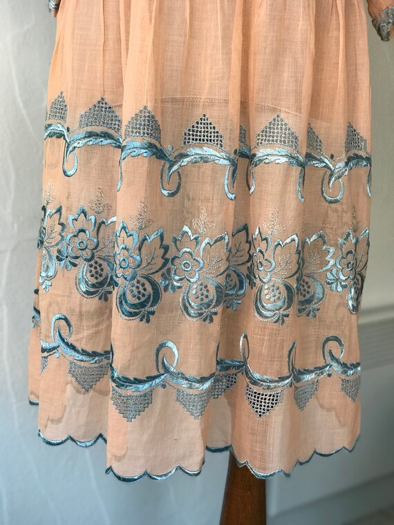 1920s summer dress in Peach muslin and silk floss… - image 9