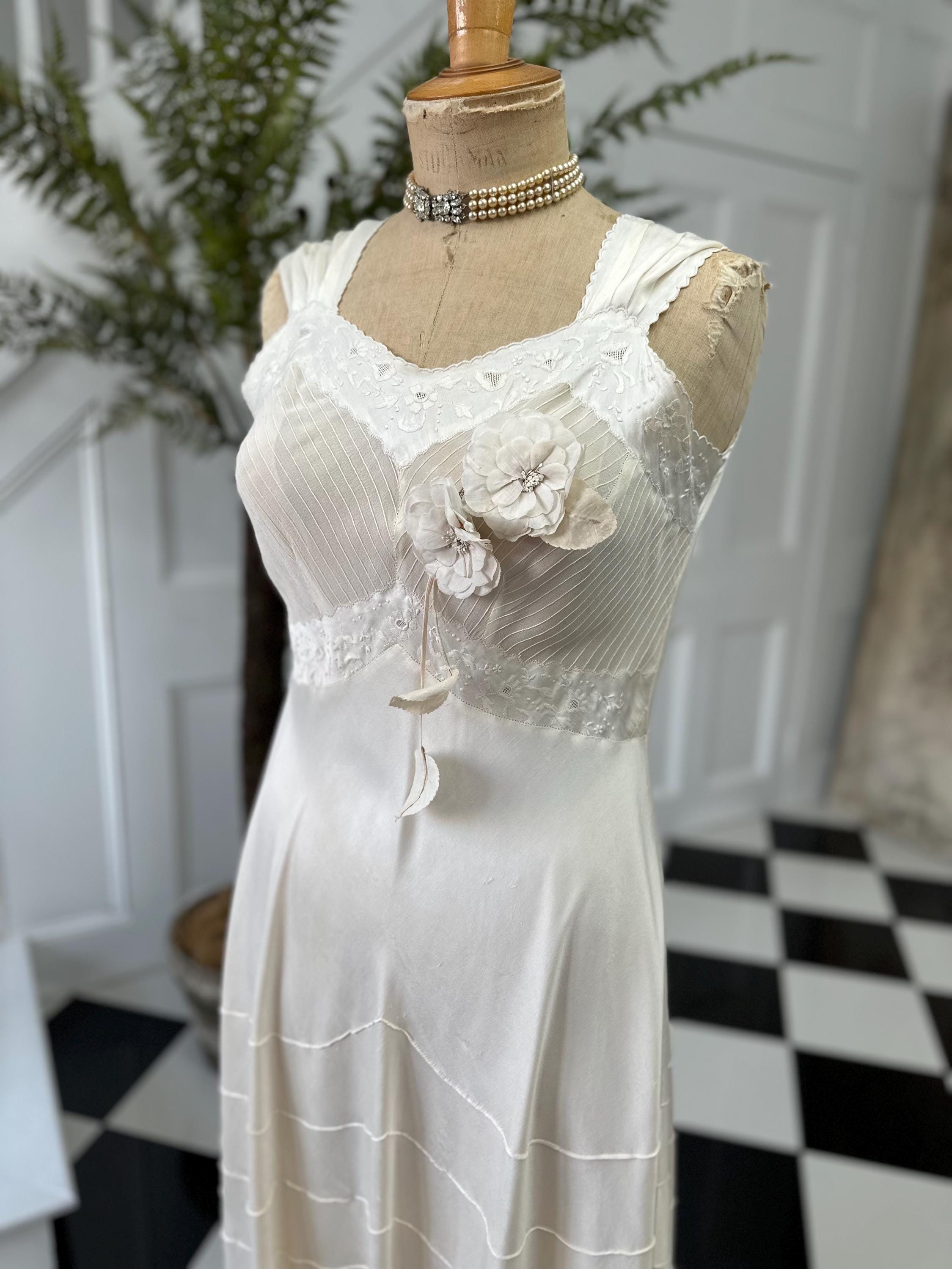 ワンピース 1930s Cream Silk Dress Vintage 1930s Cream Silk Dress Floral Embroidery Details