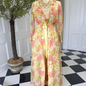 Robe longue florale rose, jaune et verte vintage des années 1970 avec col à volants