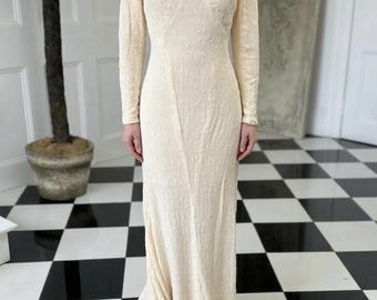 Vestido de novia vintage de los años 30 con corte al bies en color crema melocotón