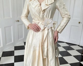Vestido vintage de seda dupion de 1970 com mangas compridas.