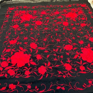 Antique 1910 1920 large piano shawl in black silk with large red  flowers Manila manton shawl