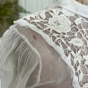 [minoi × TRICOTÉ]<br>VINTAGE ORGANDIE TIE BLOUSE
