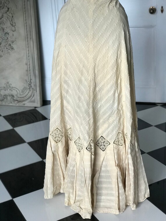 1910s Edwardian ecru cotton skirt with lace trimmi