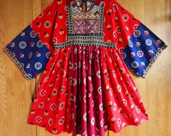 Vestido afgano de patchwork de los años 70: vestido midi bohemio hippie con mangas acampanadas y bordado a mano