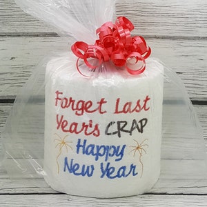 Dimentica le sciocchezze dell'anno scorso. Carta igienica ricamata con auguri di buon anno.