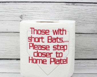Diejenigen mit kurzen Fledermäusen stehen bitte näher an Home Plate gesticktem Toilettenpapier