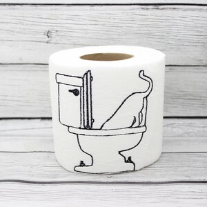 Carta igienica ricamata con gatto che beve dal water