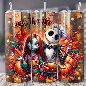 Puede incluir: Un vaso de acero inoxidable con un diseño temático de Acción de Gracias. El diseño presenta a Sally y Jack Skellington de The Nightmare Before Christmas, rodeados de hojas de otoño, calabazas y el texto "Give Thanks".