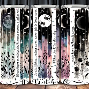 Puede incluir: Tres vasos de acero inoxidable con un diseño celestial y botánico. Cada vaso presenta una luna llena, medias lunas, estrellas y elementos florales. El texto incluye frases como "Witches chant, the stars align."
