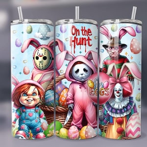 Op de afbeelding: Drie roestvrijstalen bekers met kleurrijke paasontwerpen met horrorfilmfiguren. De bekers tonen Freddy Krueger, Jason Voorhees en Chucky verkleed als paashazen. De tekst "On the Hunt for Eggs" staat op een van de bekers.