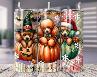 Può includere: Tre bicchieri in acciaio inossidabile con sfondo a quadri e un barboncino che indossa un cappello da strega, un papillon e un cappello di Babbo Natale, ognuno tiene una zucca. Il testo "Happy Hallo Thanks Mas" è in fondo ai bicchieri.