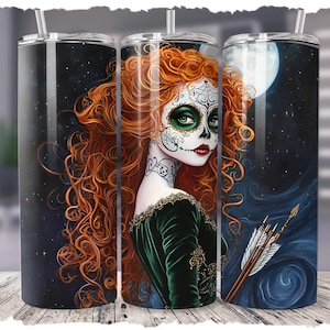 Puede incluir: Tres vasos aislados de acero inoxidable con un diseño espeluznante del Día de los Muertos. El diseño presenta a una mujer con cabello rojo y maquillaje de calavera de azúcar, vestida con un vestido verde, sobre un fondo de noche estrellada y luna.