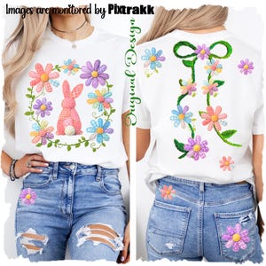 以下が含まれることがあります： カラフルな花柄とウサギのデザインの白いTシャツ。前面には、花のリースに囲まれたピンクのウサギが描かれています。背面には花の弓のデザインがあります。「Original Design」の文字が見えます。