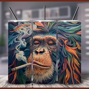 Puede incluir: Tres vasos de acero inoxidable con un diseño abstracto colorido que presenta un mono fumando un cigarrillo. La cara del mono está en el centro del diseño, con hojas coloridas y humo arremolinándose a su alrededor.