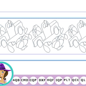 Può includere: Un disegno in bianco e nero di un camion che trasporta zucche. Il camion è ripetuto lungo il bordo dell'immagine. L'immagine è adatta per ricamo, quilting o altri progetti di artigianato.