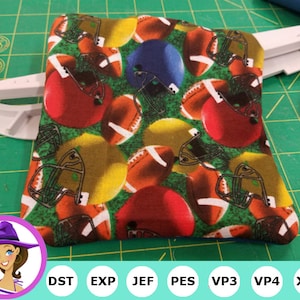 Puede incluir: Un parche de tela cuadrado con un patrón repetido de cascos de fútbol y balones de fútbol en tonos de rojo, amarillo, marrón, azul y verde sobre un fondo verde.