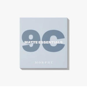 Peut inclure: Une boîte carrée bleu clair avec le texte "9C MATTE ESSENTIALS MORPHE" imprimé dessus.