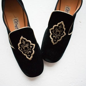 Vintage 1960s Oomphies / Vintage Pilgrim Shoes / Vintage Black Velour Shoes / Vintage Shoes 6 / Vintage Heels / Black and Gold heels image 1