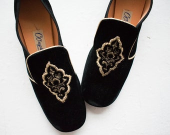 Vintage 1960s Oomphies / Vintage Pilgrim Shoes / Vintage Black Velour Shoes / Vintage Shoes 6 / Vintage Heels / Black and Gold heels