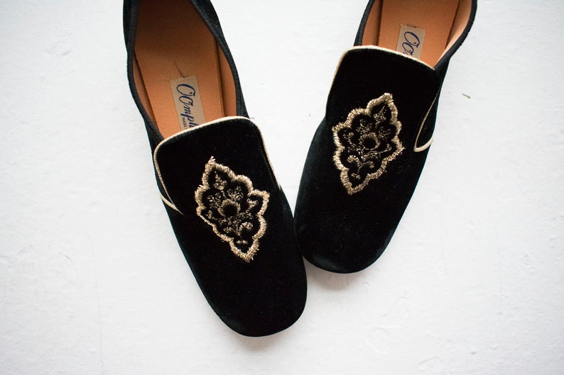 Vintage 1960s Oomphies / Vintage Pilgrim Shoes / Vintage Black Velour Shoes / Vintage Shoes 6 / Vintage Heels / Black and Gold heels image 1