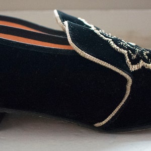 Vintage 1960s Oomphies / Vintage Pilgrim Shoes / Vintage Black Velour Shoes / Vintage Shoes 6 / Vintage Heels / Black and Gold heels image 4