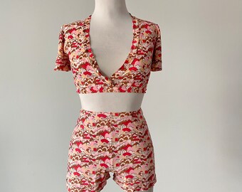 Vintage 1970s 2pc Outfit / Vintage Roller Girl Outfit / Polyester House Print Outfit / Vintage Mini Shorts and Crop Top / Super 70s Outfit