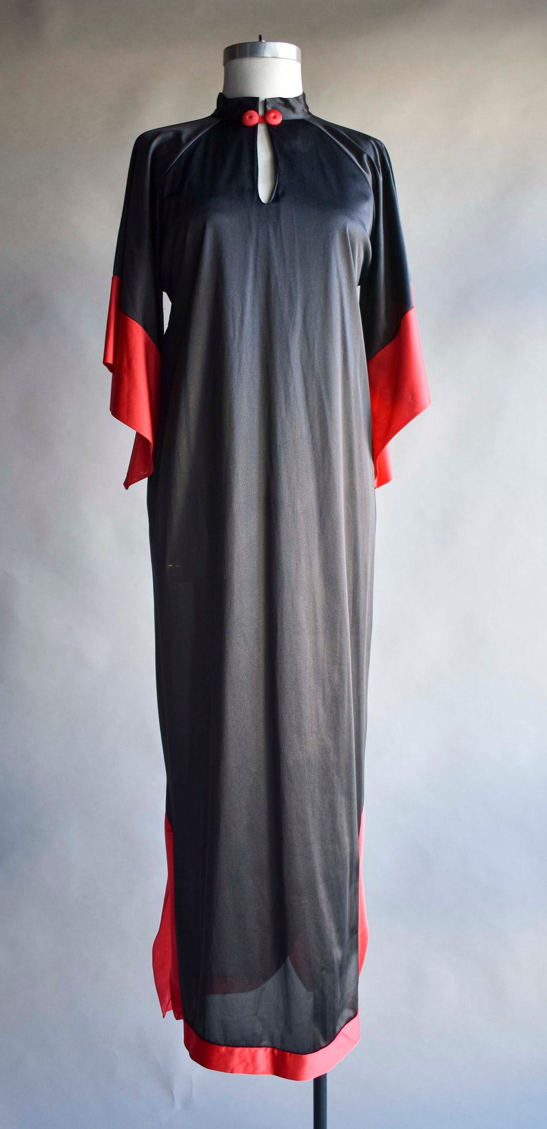 Vintage 70s Black and Red Nightgown / 70s Long Nightgown / Gothic Vintage Nightgown / Red and Black / Black and Red Nightgown / 70s robe image 2