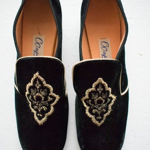 Vintage 1960s Oomphies / Vintage Pilgrim Shoes / Vintage Black Velour Shoes / Vintage Shoes 6 / Vintage Heels / Black and Gold heels image 2