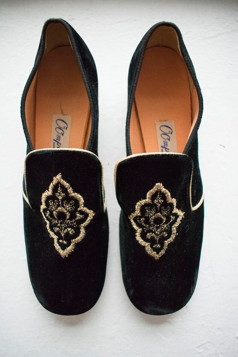 Vintage 1960s Oomphies / Vintage Pilgrim Shoes / Vintage Black Velour Shoes / Vintage Shoes 6 / Vintage Heels / Black and Gold heels image 2