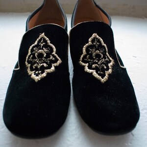 Vintage 1960s Oomphies / Vintage Pilgrim Shoes / Vintage Black Velour Shoes / Vintage Shoes 6 / Vintage Heels / Black and Gold heels image 3