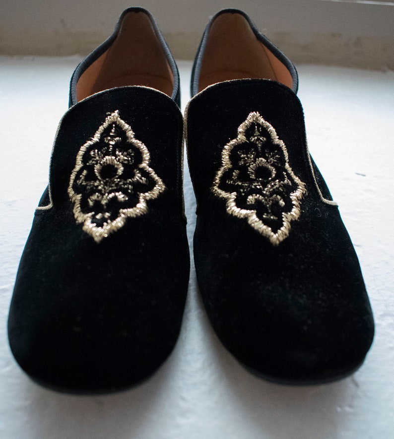 Vintage 1960s Oomphies / Vintage Pilgrim Shoes / Vintage Black Velour Shoes / Vintage Shoes 6 / Vintage Heels / Black and Gold heels image 3