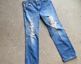 Vintage 1980s Wrangler Jeans / Vintage 1980s Thrashed Jeans / Vintage Straight Leg Thrashed Levis Jeans  / Thrashed 80s Wrangler Jeans 33