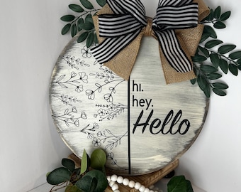 Modernes Bauernhaus “Hallo. He. Hello ”-Türschild aus Holz