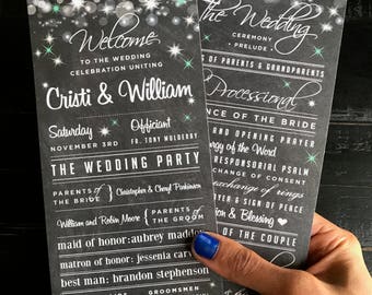 Pode incluir: Convite de casamento preto e branco com fundo de quadro-negro e detalhes em verde. O convite apresenta os nomes "Cristi & William" e a data "Sábado, 3 de novembro". O convite também inclui os nomes dos membros da festa de casamento.