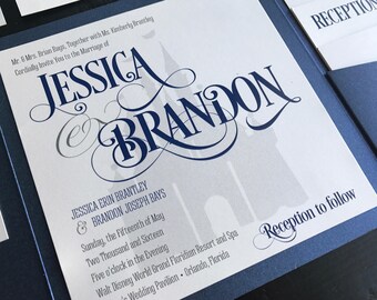 Puede incluir: Una invitación de boda blanca con texto azul que anuncia el matrimonio de Jessica y Brandon. La invitación presenta una silueta del castillo de Cenicienta y el texto "Recepción a seguir".
