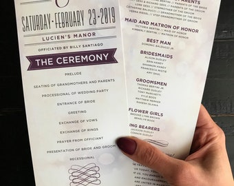 Pode incluir: Programa da cerimônia de casamento com um design roxo e branco. O programa lista a ordem dos eventos da cerimônia de casamento, incluindo o assento das avós e dos pais, a procissão da festa de casamento, a entrada da noiva, a troca de votos, a troca de alianças, a oração do celebrante, a apresentação da noiva e do noivo, e a saída. O programa também lista os nomes dos membros da festa de casamento, incluindo os pais e avós da noiva e do noivo, a dama de honra e a madrinha de honra, o padrinho, as damas de honra e os padrinhos.