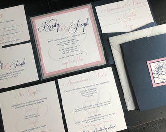 Może przedstawiać: Zestaw zaproszeń ślubnych w różowo-szarej kolorystyce. Zaproszenie zawiera imiona pary, "Kristy & Joseph", w eleganckiej kaligrafii. Karta z informacjami o przyjęciu zawiera szczegóły dotyczące wydarzenia, w tym datę, godzinę i miejsce. Dołączona jest również karta RSVP.