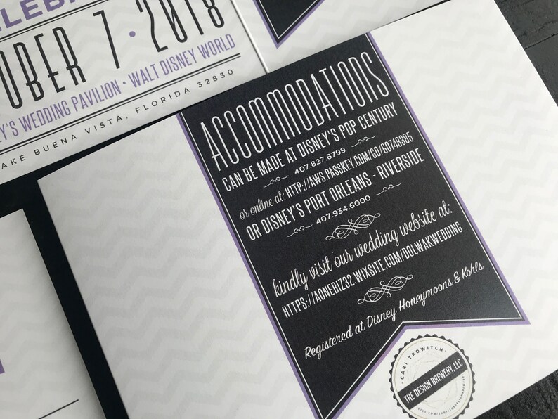 Puede incluir: Una invitaci&oacute;n de boda en blanco y negro con detalles en morado. La invitaci&oacute;n incluye la fecha "7 de octubre de 2018" y la ubicaci&oacute;n "Walt Disney World, Lake Buena Vista, Florida 32830". La invitaci&oacute;n tambi&eacute;n incluye informaci&oacute;n sobre el alojamiento en los resorts Disney's Pop Century y Disney's Port Orleans - Riverside. La invitaci&oacute;n incluye una direcci&oacute;n de sitio web para la boda: HTTPS://AONEBIZ32.WIXSITE.COM/DOLWAKWEDDING. La invitaci&oacute;n tambi&eacute;n incluye el texto "Registered at Disney Honeymoons & Kohls" y un logotipo para "The Design Brewery, LLC."