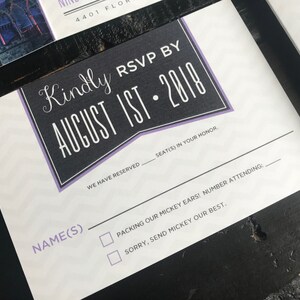 Puede incluir: Una tarjeta RSVP blanca con texto morado y negro. El texto dice "Kindly RSVP by August 1st, 2018". Hay dos casillas de verificaci&oacute;n con el texto "Packing our Mickey ears! Number attending:" y "Sorry, send Mickey our best."