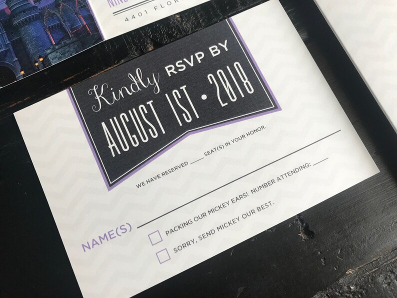 Puede incluir: Una tarjeta RSVP blanca con texto morado y negro. El texto dice "Kindly RSVP by August 1st, 2018". Hay dos casillas de verificaci&oacute;n con el texto "Packing our Mickey ears! Number attending:" y "Sorry, send Mickey our best."