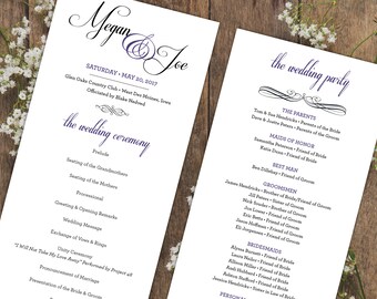 Pode incluir: Programa da cerimônia de casamento com um design roxo e preto. O programa lista a ordem dos eventos da cerimônia de casamento, incluindo o prelúdio, o assento das avós, o assento das mães, a procissão, as saudações e as palavras de abertura, a mensagem de casamento, a troca de votos e alianças, a cerimônia de unidade, o anúncio do casamento e a apresentação da noiva e do noivo. O programa também inclui uma lista da festa de casamento, incluindo os pais, as damas de honra, o padrinho, os padrinhos de casamento e as damas de honra.